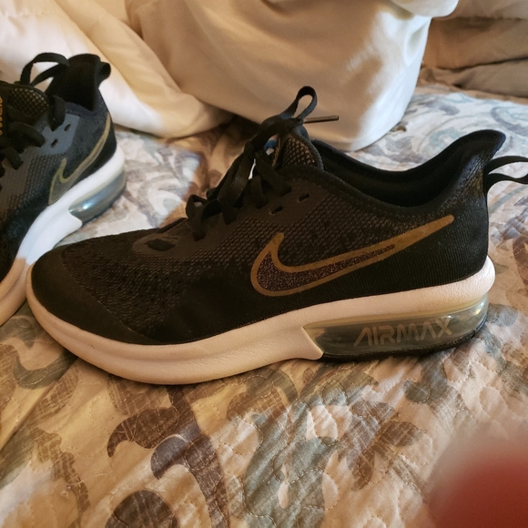 Nike airmax,  size 7Youth. They are black with a purple swoosh. - Picture 4 of 10